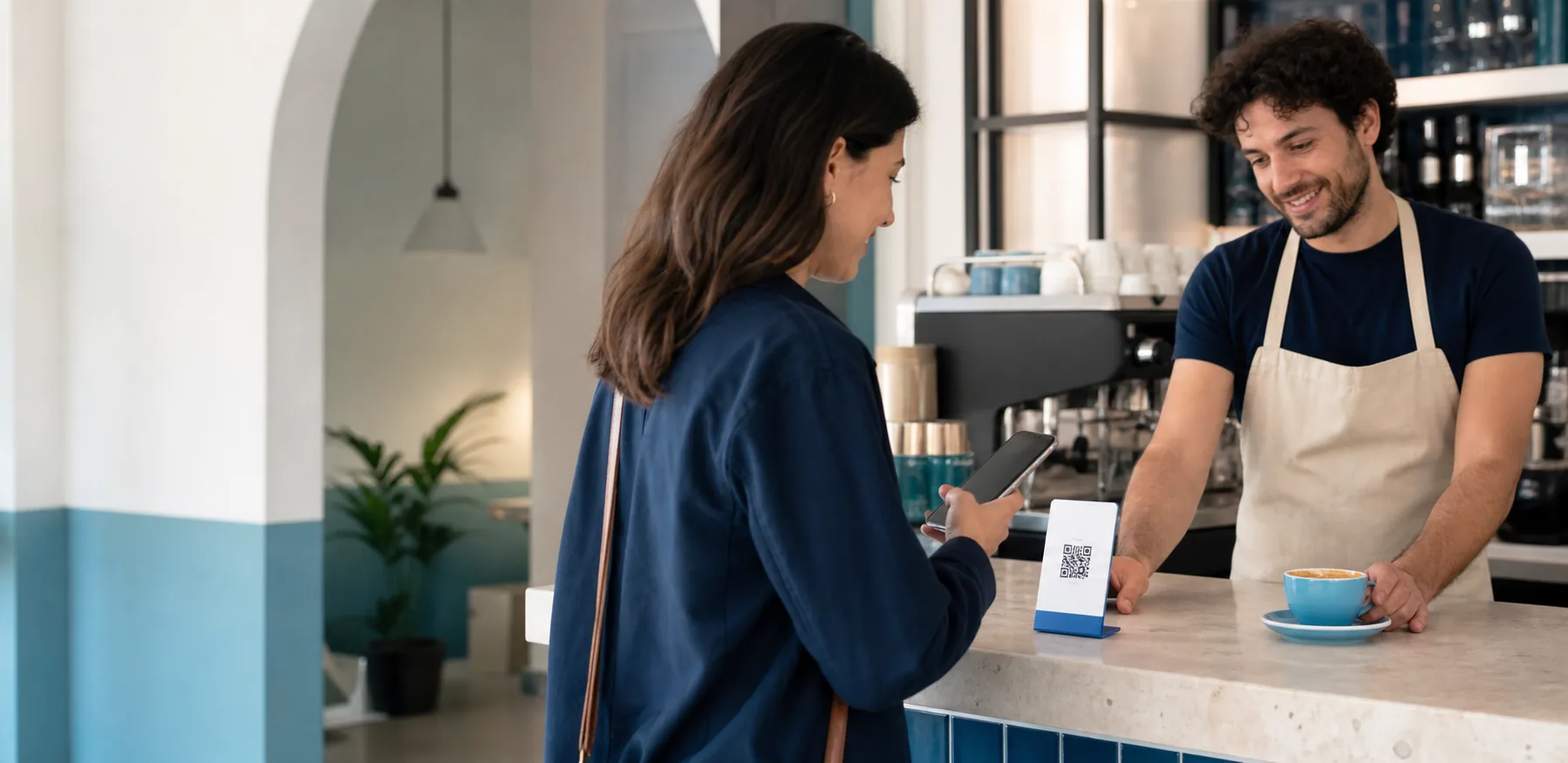 Cliente de um café a aderir a um programa de fidelização através de QR code